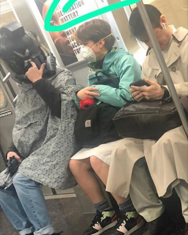 Маски пассажиров метро как показатель человеческой фантазии... или глупости?  