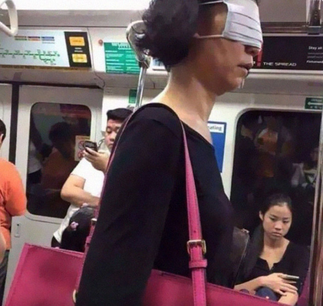 Маски пассажиров метро как показатель человеческой фантазии... или глупости?  