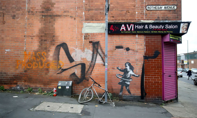 На стене у салона красоты в Ноттингеме появилась новая работа Бэнкси — девочка с хула-хупом (4 фото)