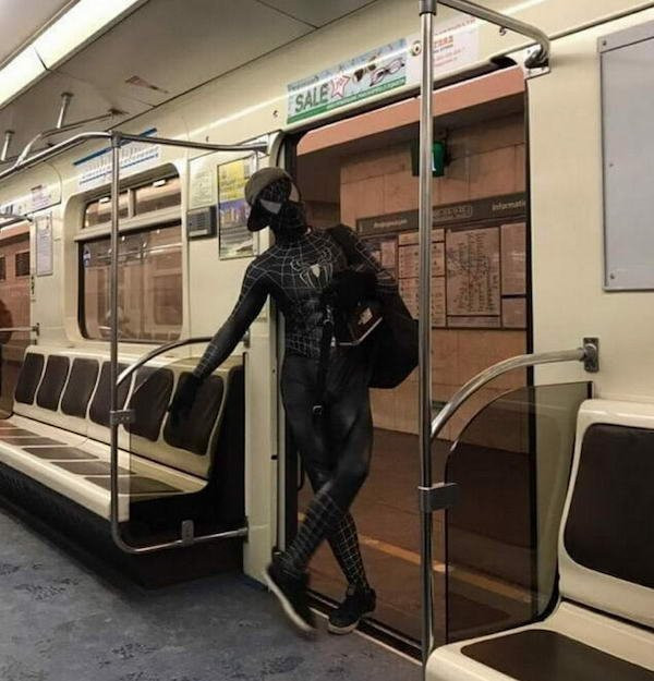 Странные и необычные пассажиры в метро (28 фото)