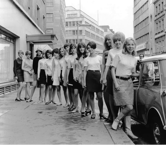 В 1966 году 15 британок поместились в автомобиле Mini и установили мировой рекорд (9 фото)