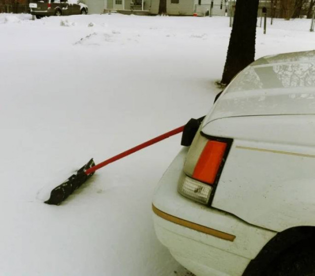 Пришла зима — пора доставать из гаража снегоуборочный транспорт. ФОТО