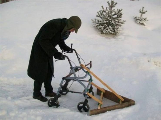 Пришла зима — пора доставать из гаража снегоуборочный транспорт. ФОТО