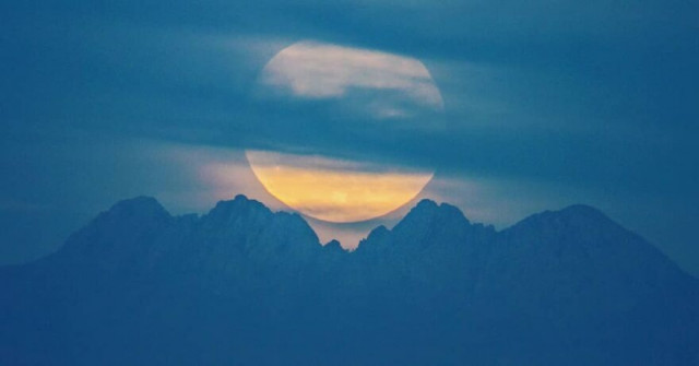 Без фотошопа: фотограф с помощью трюков с камерой делает снимки огромной Луны (21 фото)