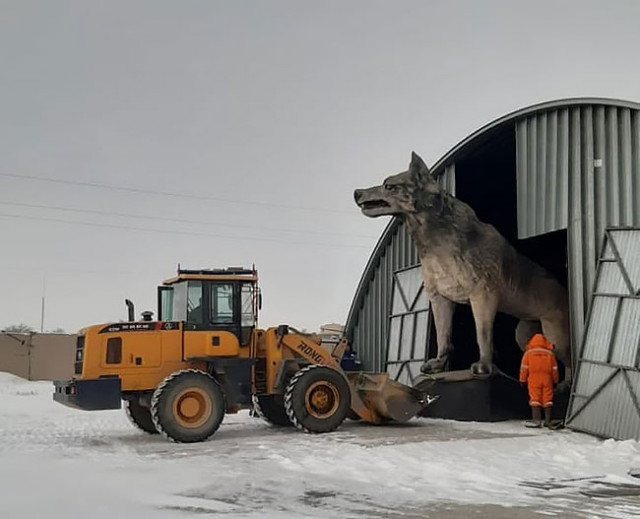 В Казахстане установили самую большую статую волка в мире (4 фото)