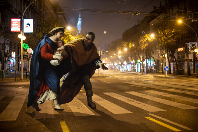 Венгерский фотограф заполняет опустевшие из-за комендантского часа улицы Будапешта героями классических картин (8 фото)