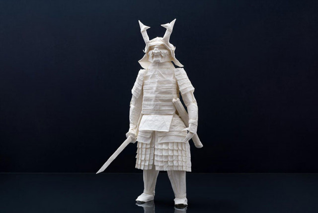 Самурай, выполненный в технике оригами из цельного листа рисовой бумаги размером 95 х 95 см (8 фото + видео)