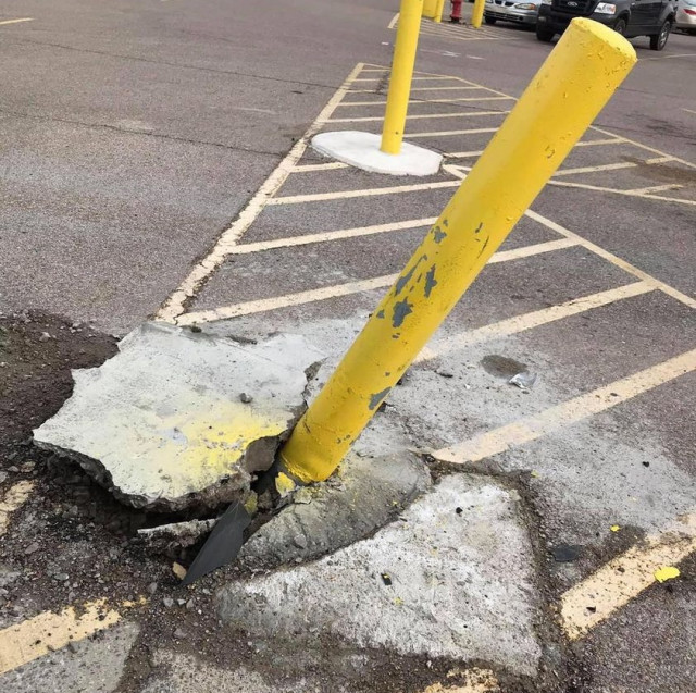 На парковке у Walmart есть столб, в который постоянно врезаются машины. Он настолько популярен, что у него даже есть собственная страница в Facebook
