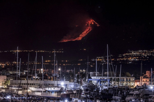 Недавнее извержение вулкана Этна в фотографиях (19 фото)