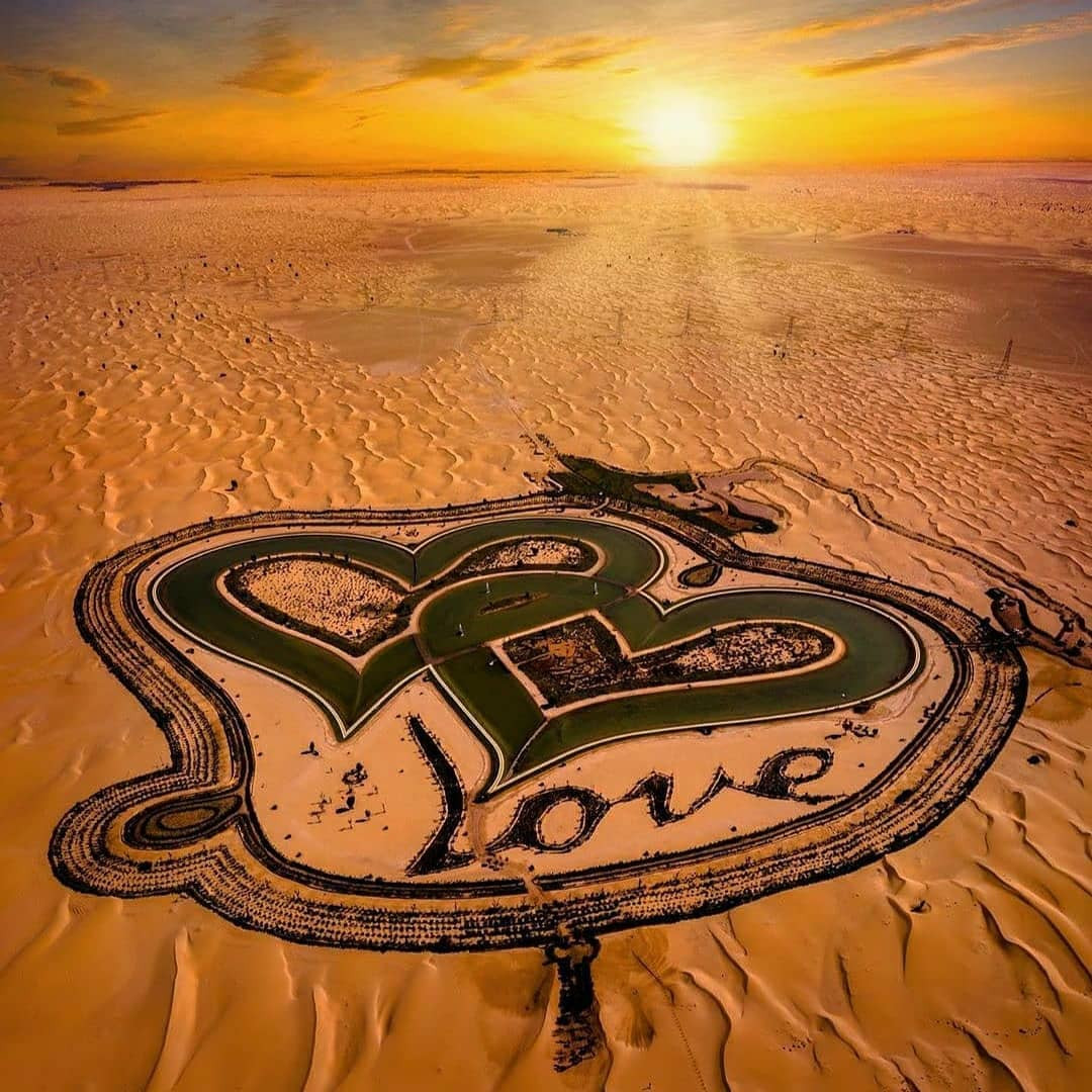 Озеро сердца в пустыне Дубай