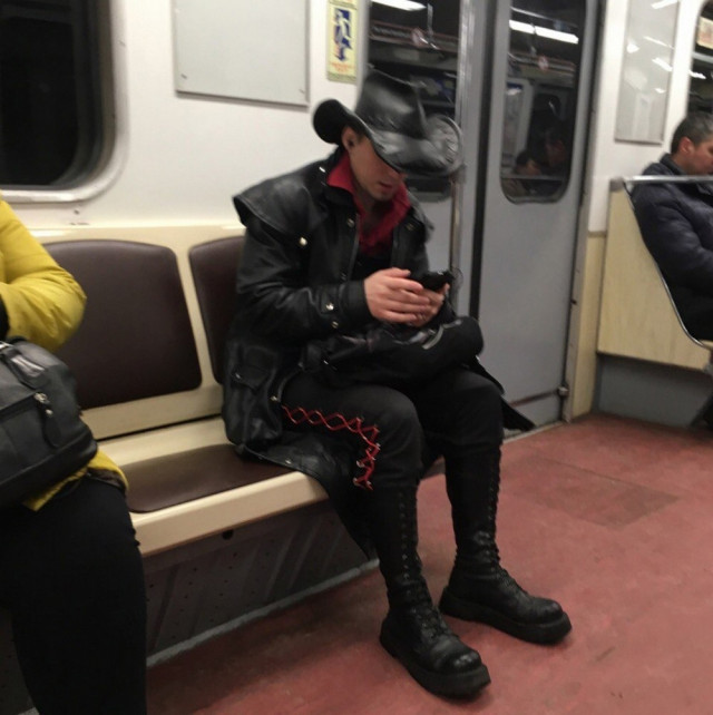 Странные и неожиданные пассажиры метро (33 фото)