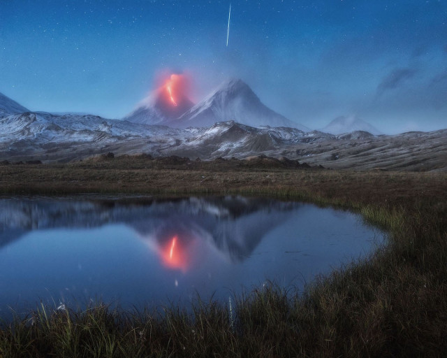 Фотограф случайно сделал потрясающий снимок падающей звезды над извергающимся вулканом (7 фото)