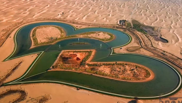 Уникальное озеро в Дубае в виде двух переплетающихся сердец (10 фото)