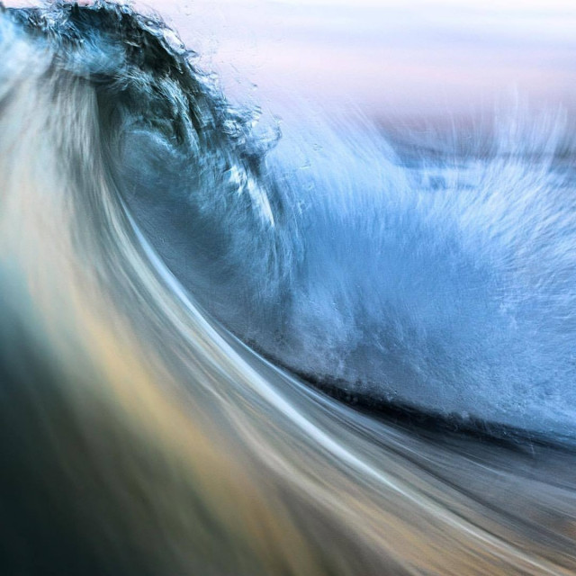 Фотограф-сёрфингист делает снимки морских волн (12 фото)