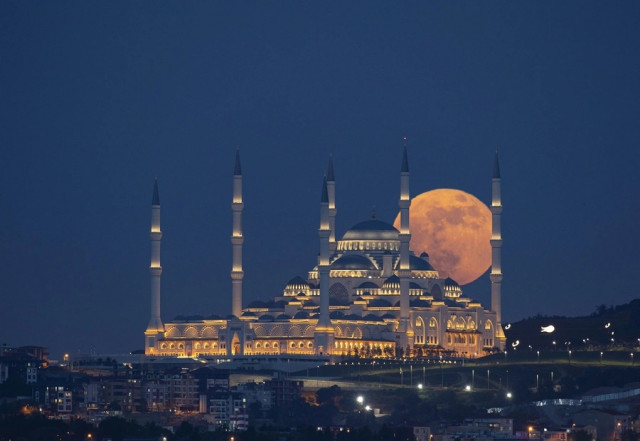 Фотографии Цветочной Кровавой Луны и её затмения 26 мая (12 фото)