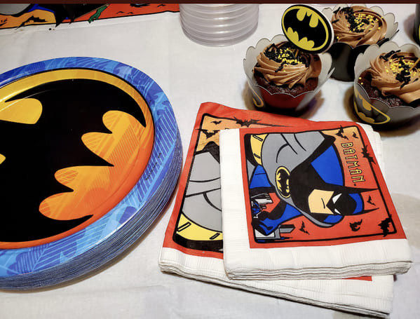 Парень фанатки Бэтмена устроил тематическую вечеринку в честь её дня рождения, о которой она всегда мечтала (13 фото)
