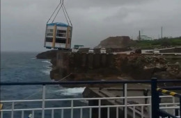 Японский остров Даито, на который можно попасть с помощью подъёмного крана (2 фото + 2 видео)