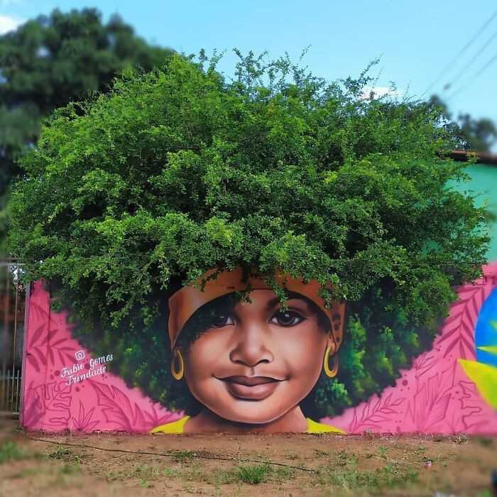 Бразильский уличный художник рисует женские портреты, используя деревья в  качестве волос (11 фото) - 03.09.2021