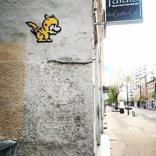 Уличный художник украшает улицы городов мозаикой с изображением Марио, который косплеит различных персонажей (15 фото)