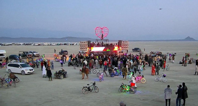 В пустыне Блэк-рок начался аналог отменённого Burning Man, фестиваль Renegade Man (24 фото)