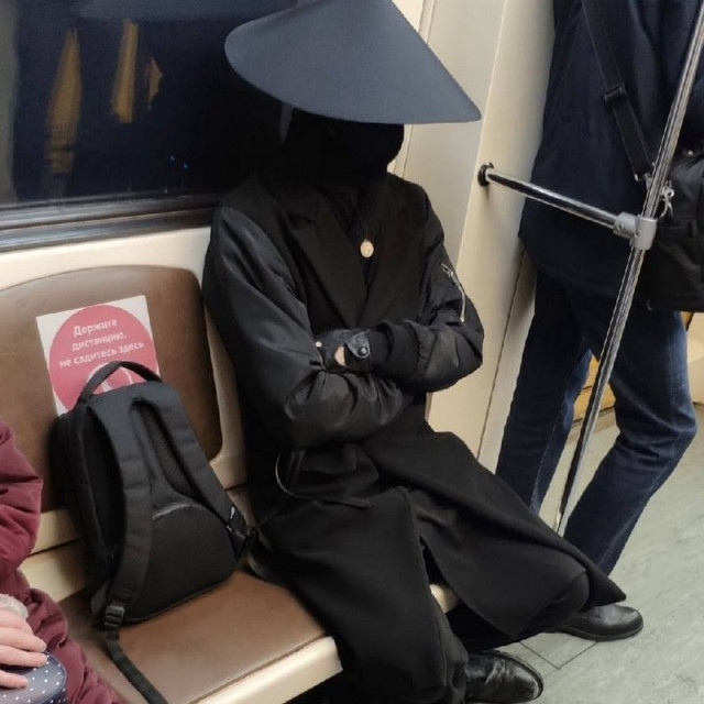 Странные и неожиданные пассажиры метро (19 фото)