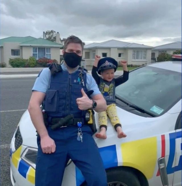 Позитив из Новой Зеландии: 4-летний мальчик вызвал полицейских, чтобы показать им свои игрушки