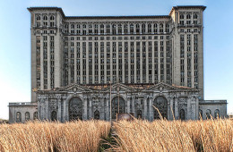 Атмосферные фотографии заброшенных мест (28 фото)