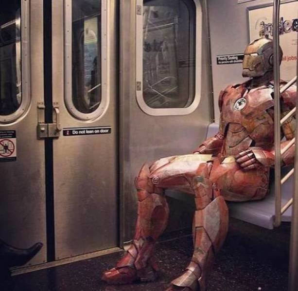 Странные и неожиданные пассажиры метро (24 фото)