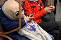 Странные и неожиданные пассажиры в метро (18 фото)