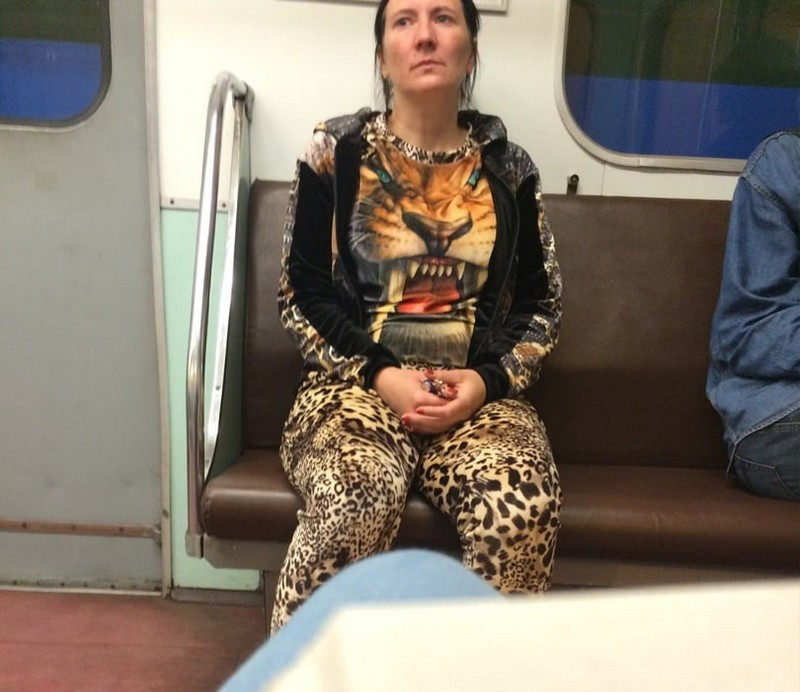 Женщина в метро со странной прической