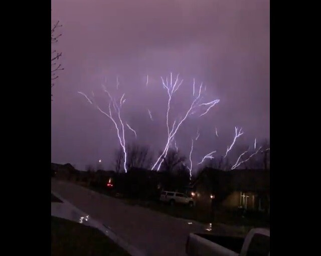 Американец снял на видео невероятную "паутину" молнии над Канзасом