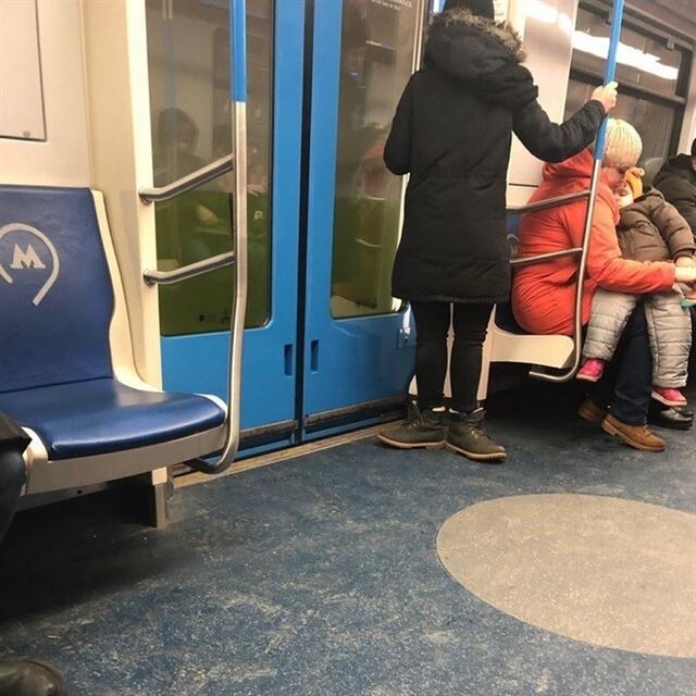 Странные и неожиданные пассажиры метро (22 фото)