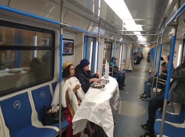 Странные и неожиданные пассажиры метро (12 фото)