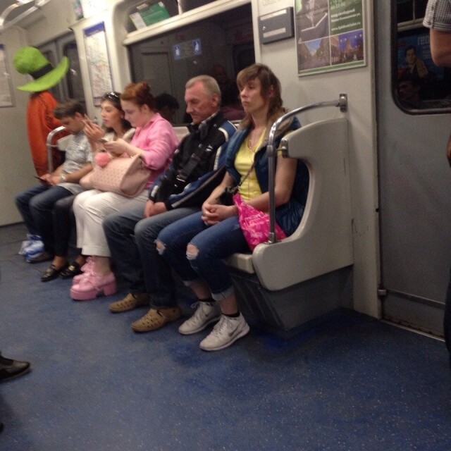 Странные и неожиданные пассажиры метро (18 фото)
