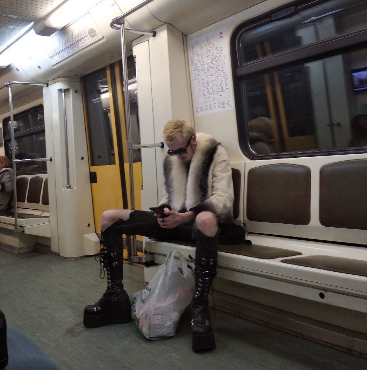 Люди в метро фото