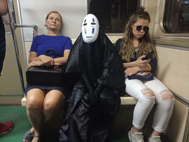 Странные и неожиданные пассажиры метро (19 фото)