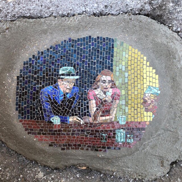 Красочная мозаика, с помощью которой чикагский художник латает выбоины на дорогах (11 фото)