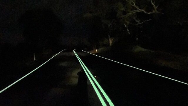 Эти светящиеся в темноте дорожные линии создают ощущение поездки, как в фантастическом фильме "Трон" (4 фото)