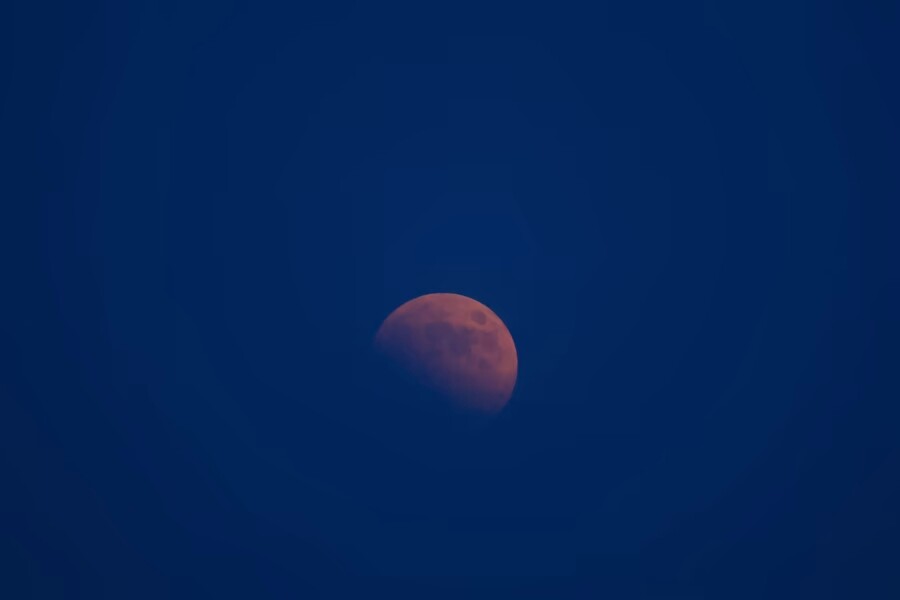 Затмение 8 апреля для знаков зодиака. Кровавая Луна 8 ноября 2022. Лунное затмение 8 ноября 2022 фото. Лунное затмение арт синее. Луна Скай.