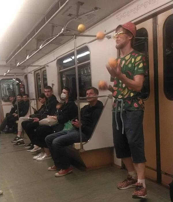 Странные и неожиданные пассажиры, которых можно встретить в метро (фото)