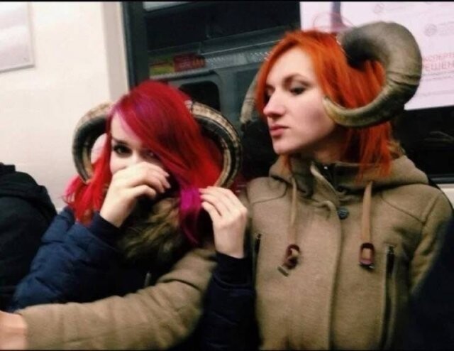 Странные и неожиданные пассажиры, которых можно встретить в метро (фото)