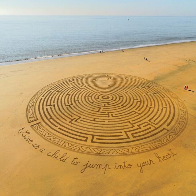 У мережі показали гігантські малюнки на піску (фото)