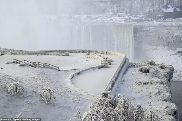 Ниагарский водопад почти полностью замёрз из-за самого смертоносного шторма за последние 50 лет (13 фото)