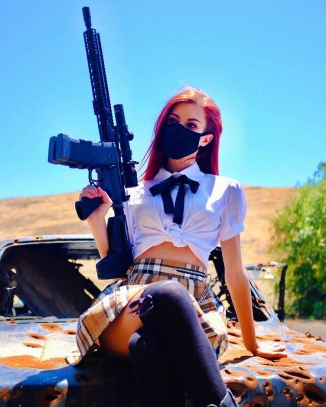 В сети показали фотографии девушек с оружием