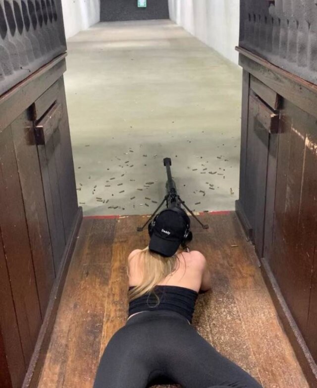 В сети показали фотографии девушек с оружием