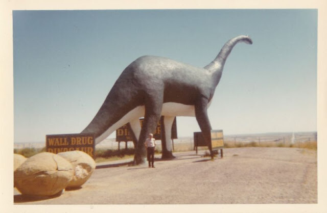 Подорож у юрський період: ретрофотографії старих парків із статуями динозаврів