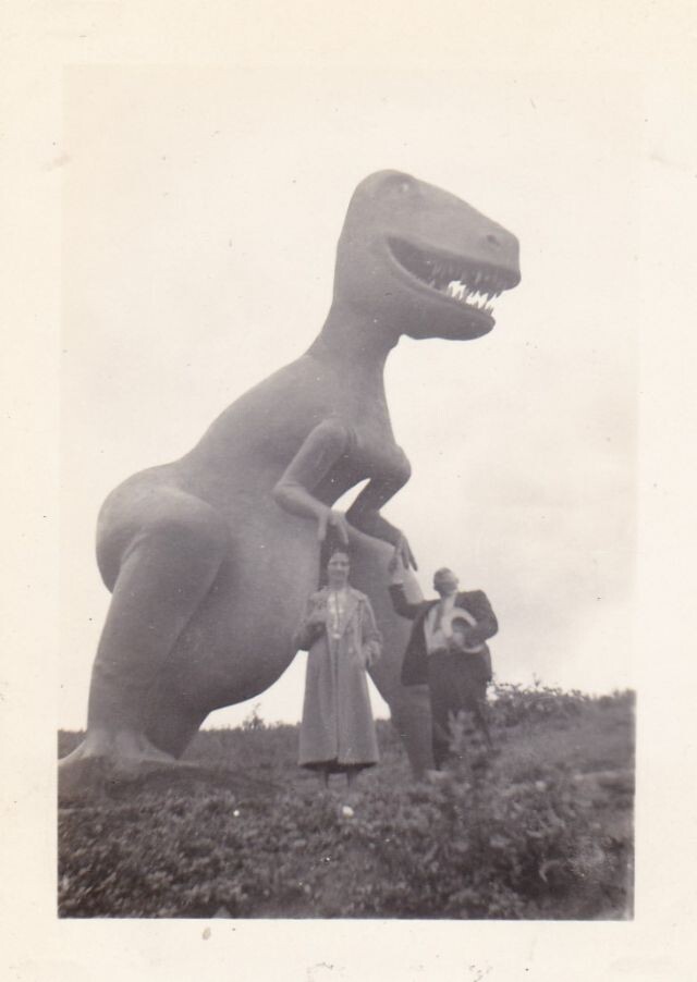 Путешествие в юрский период: ретрофотографии старых парков со статуями динозавров