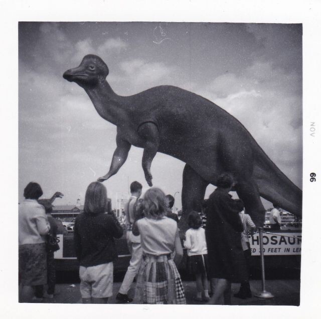 Путешествие в юрский период: ретрофотографии старых парков со статуями динозавров