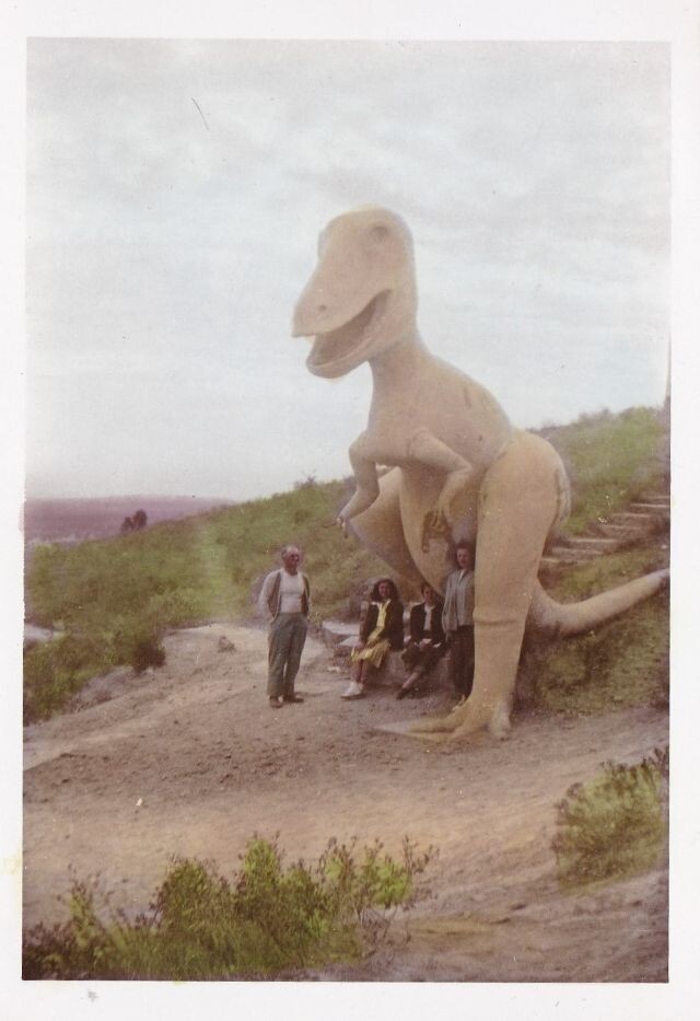Подорож у юрський період: ретрофотографії старих парків із статуями динозаврів