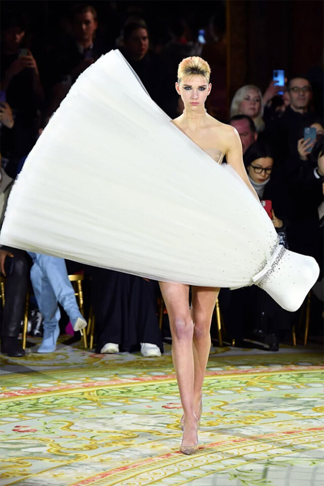 Модні новинки 2023: тепер можна носити сукню в буквальному значенні